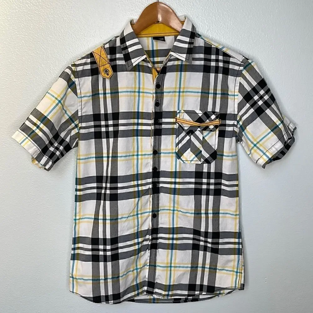 Vese short sleeve button up shirt.  Size Small.